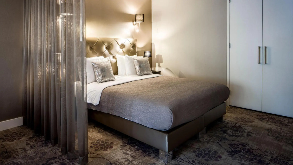 Royal Double Suite full double bed