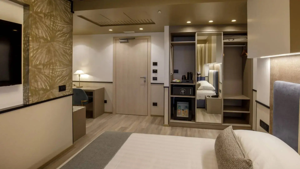 Superior Club Floor Family room