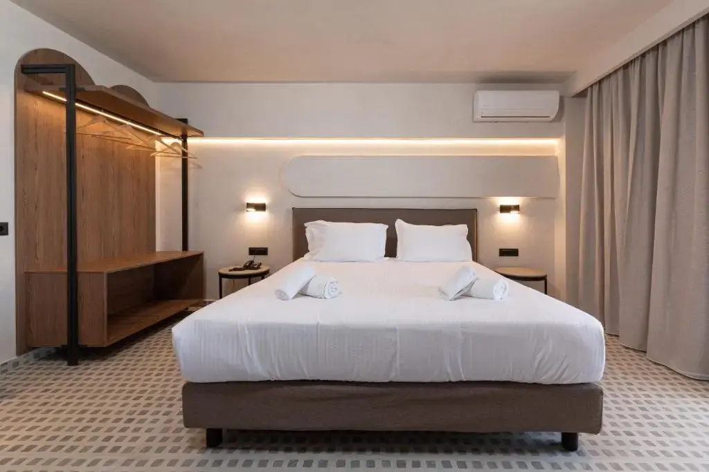 Double Suite with panoramic sea view (full double bed)