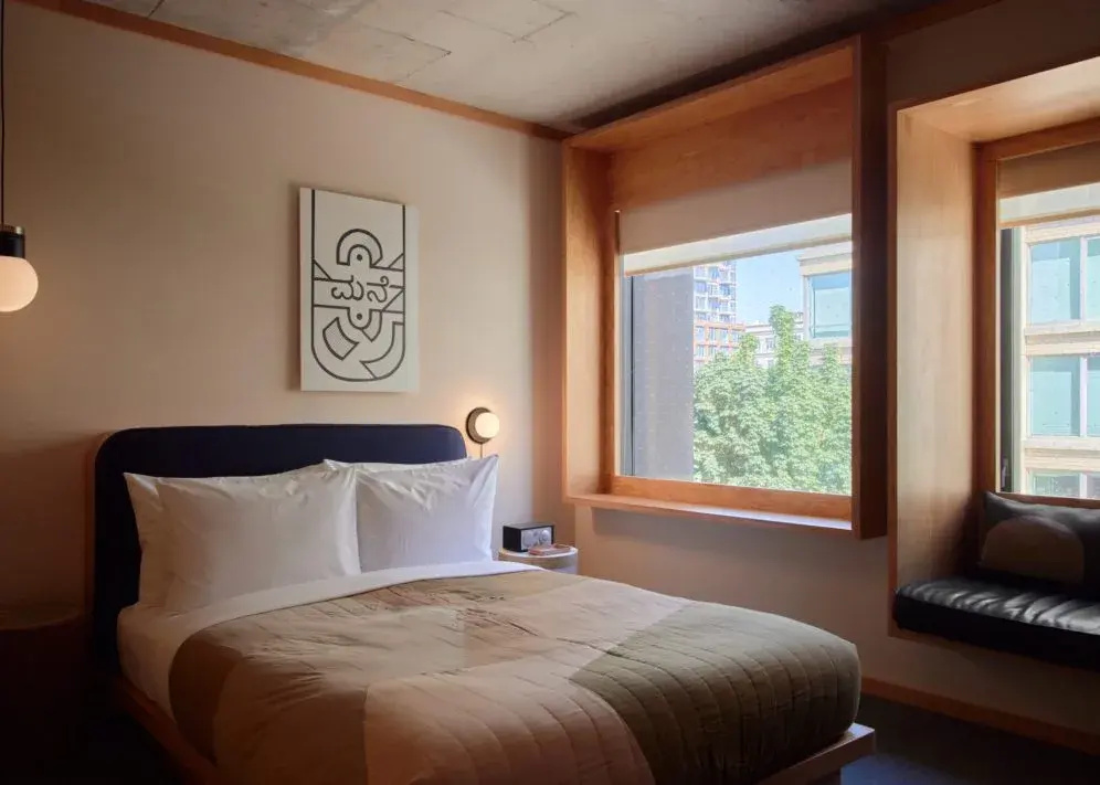 Large Double room (full double bed)
