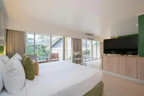 Двухместный полулюкс с видом на бассейн двуспальная кровать в Green Park Resort