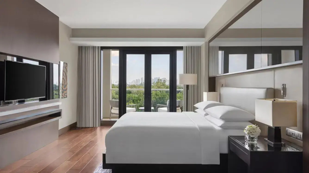 Double Suite with golf view (full double bed)