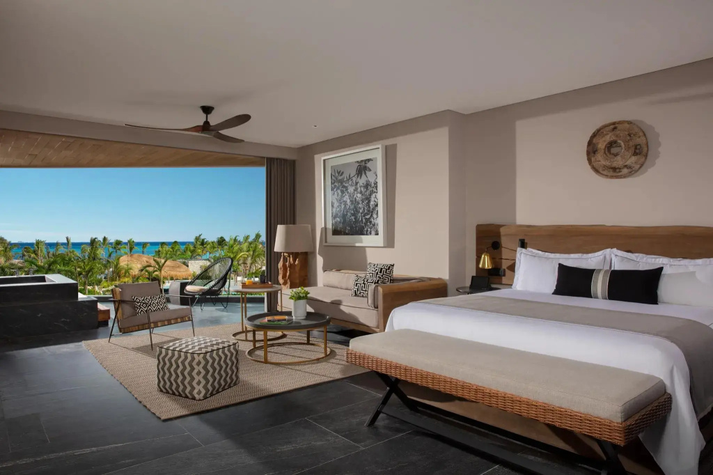 Signature Double Suite with Tropical view (full double bed)