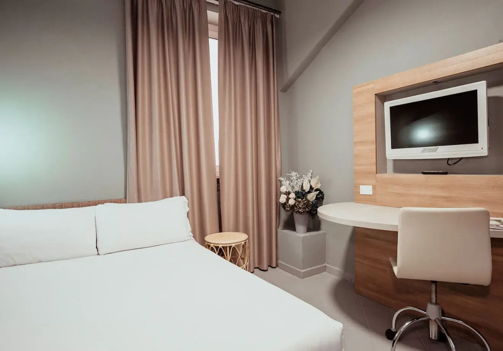 Small Double room (full double bed)