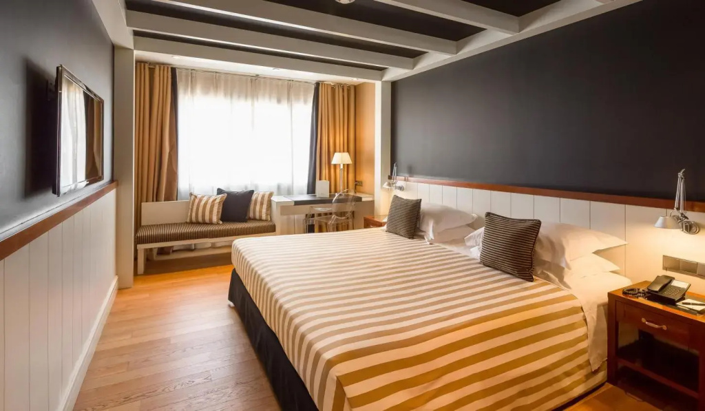 Double room (full double bed)