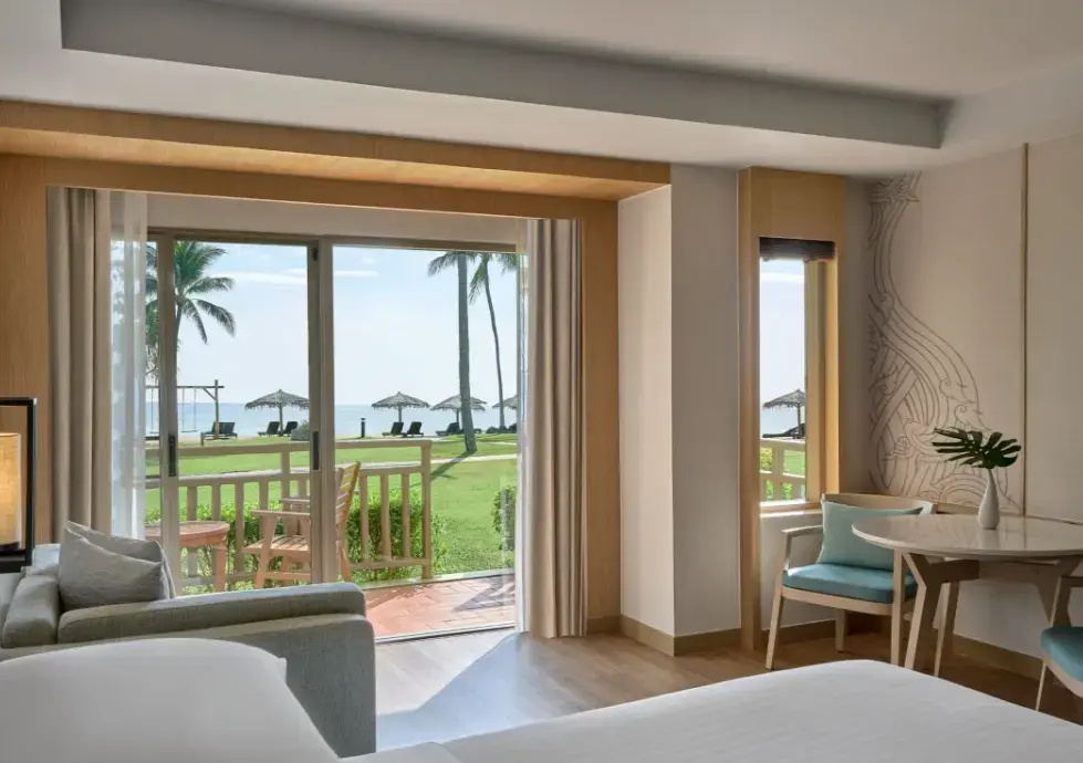 Двухместный номер Beach Front Access Terrace Larger с видом на океан двуспальная кровать в Phuket Marriott Resort & Spa, Merlin Beach