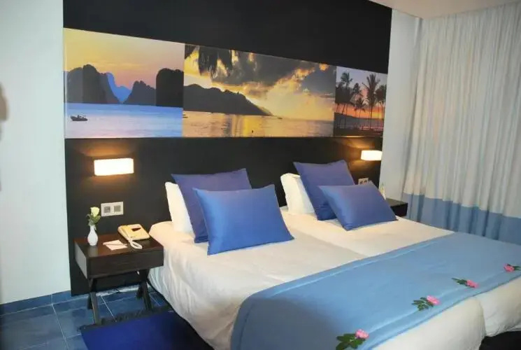 Swim-Up Double room (twin beds)