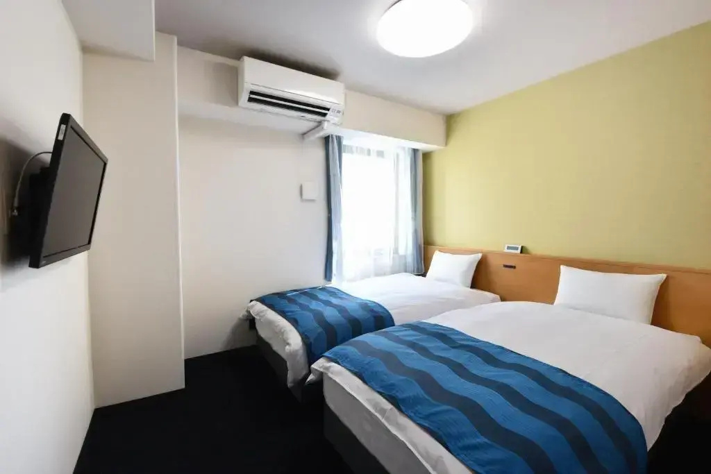 With Shower Double room (twin beds)