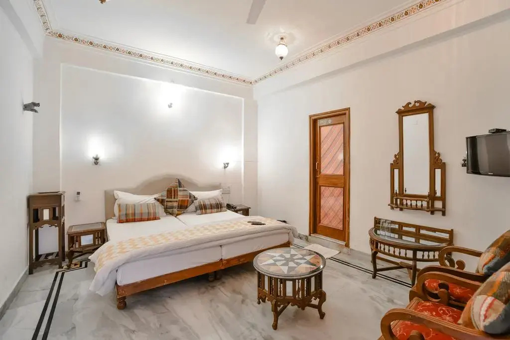 Premier Double room with lake view (full double bed)
