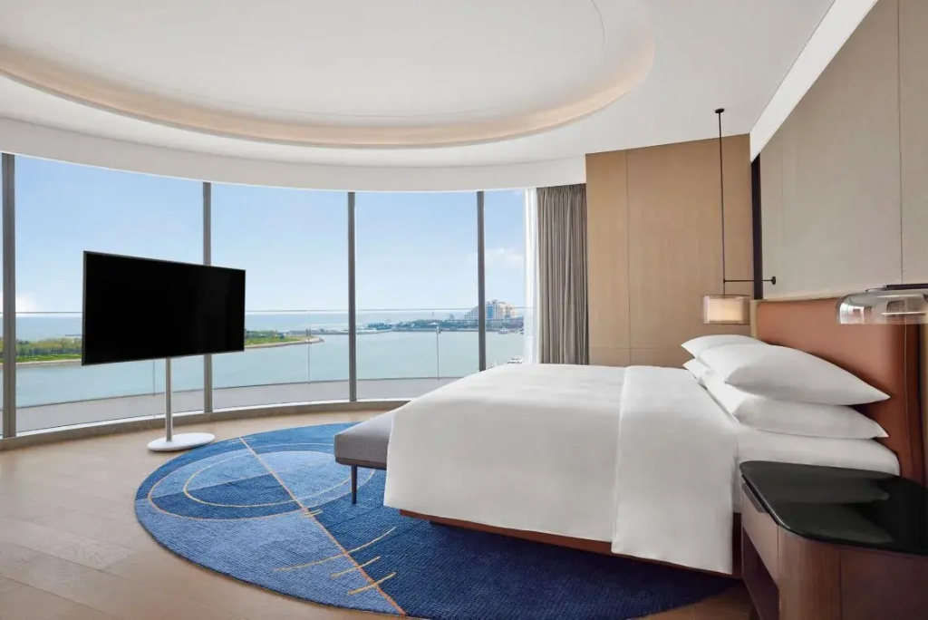 1 Bedroom Hospitality Club Lounge Access Double Suite with balcony and with ocean view (full double bed)