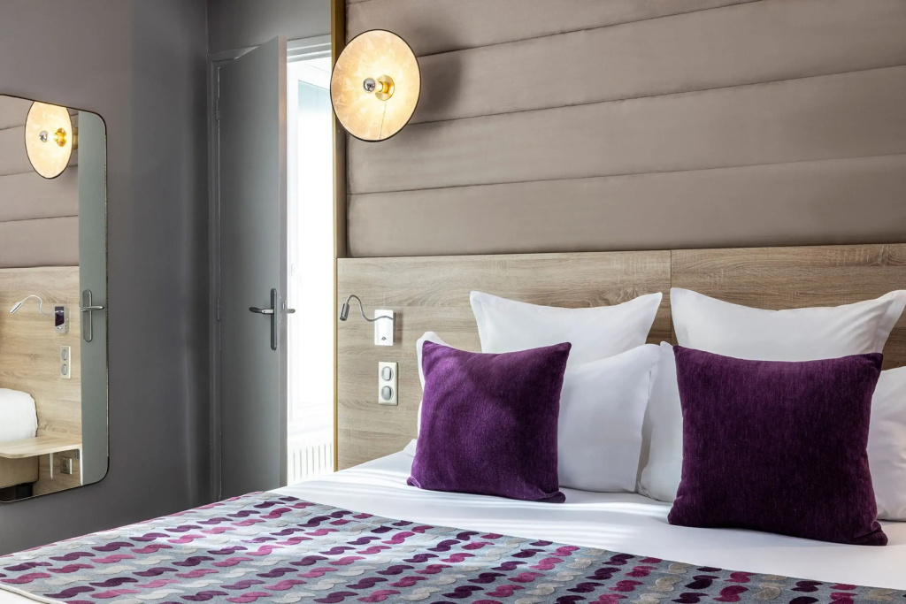 Superior Double room with city view (full double bed)