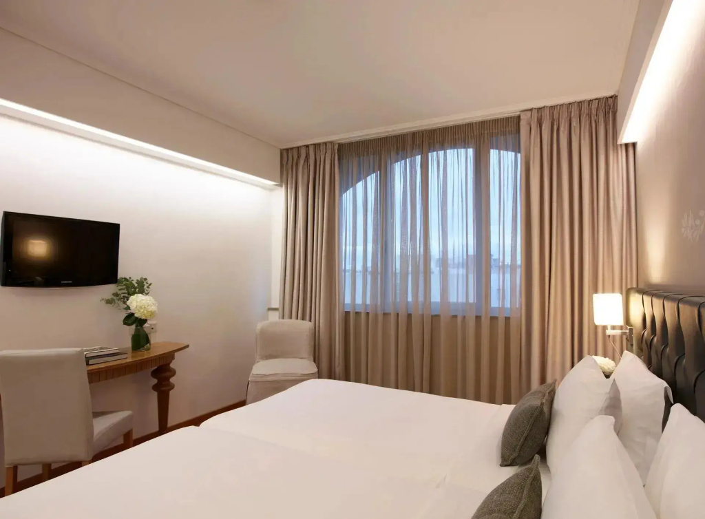 Standard Double room with city view (full double bed)