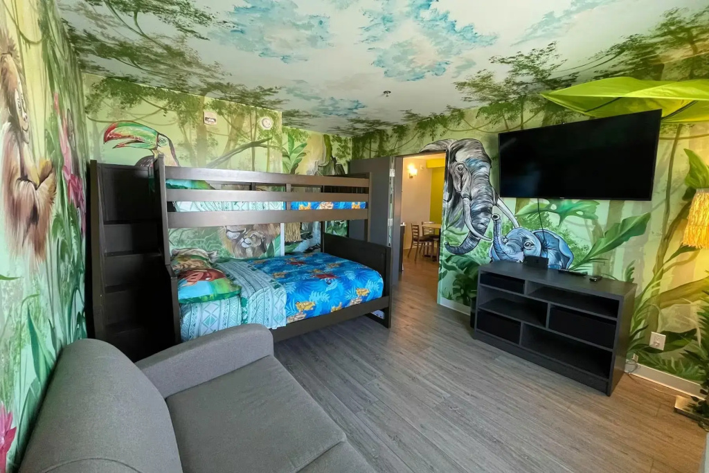 1 Bedroom Efficiency Jungle Theme Double room (full double bed)