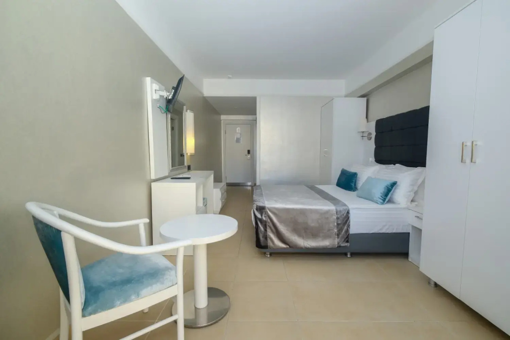 Large Triple room
