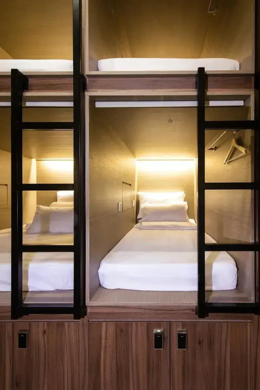 Capsule in Mixed Room