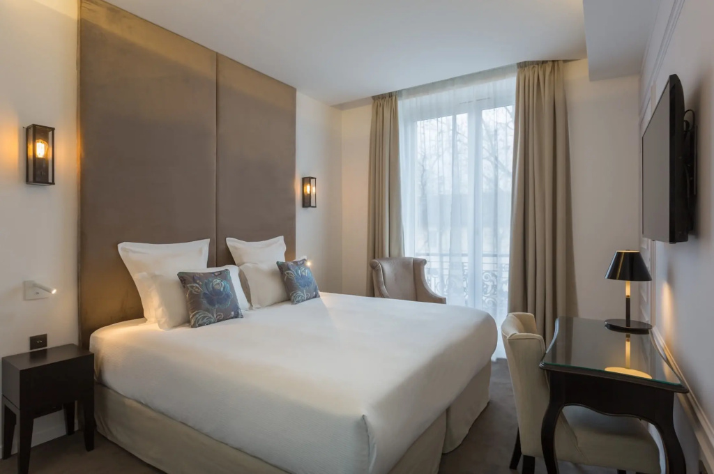 Marquise  - Eiffel Tower side view Double room (full double bed)