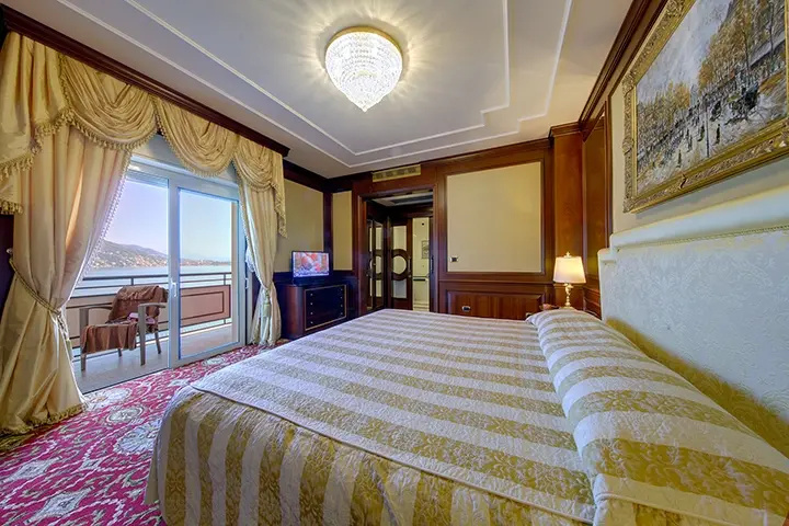 Senior Double Suite with lake view (full double bed)