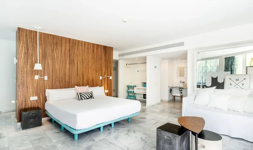 Double Master Suite full double bed