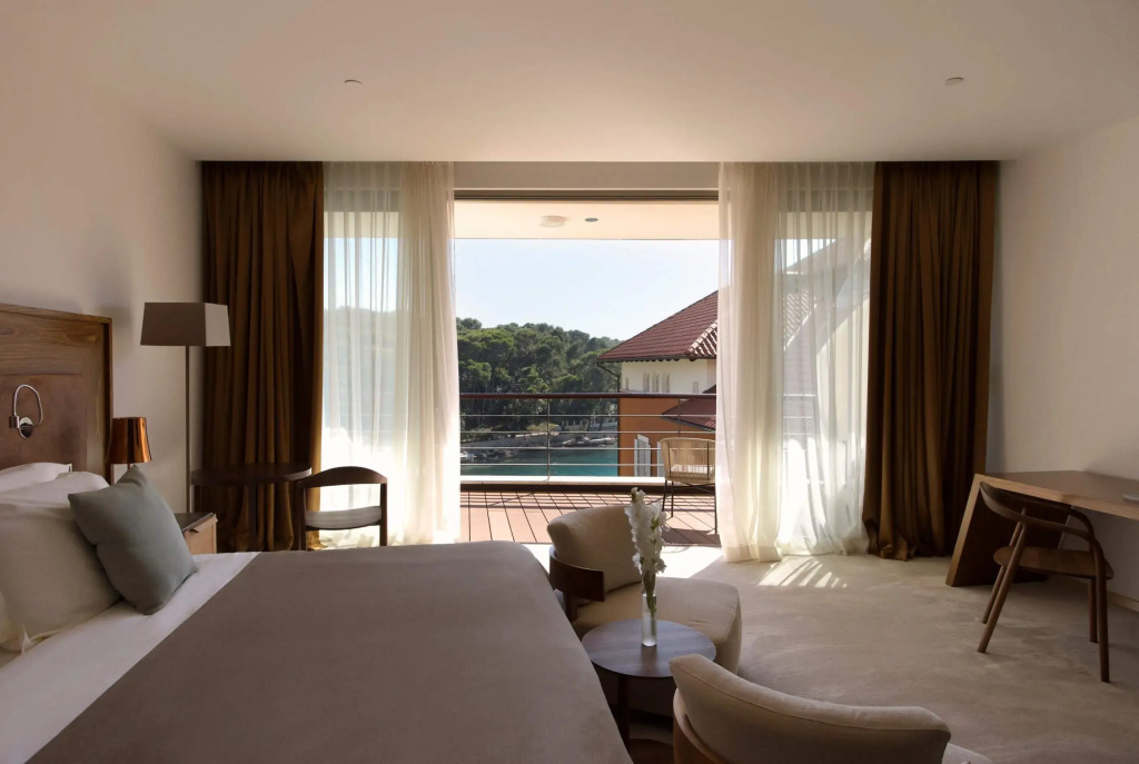 豪華四人套房，設有陽台及海景