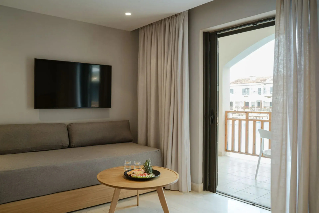 Sharing Pool Double room (full double bed)