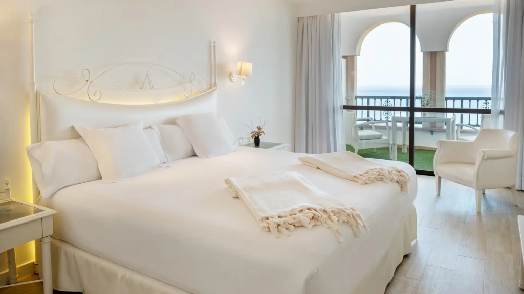 Senior Double Suite with sea view (full double bed)