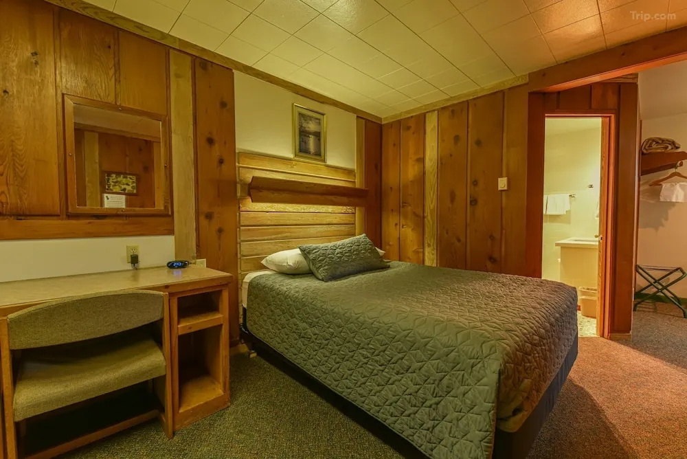 Deluxe Double room with partial ocean view (full double bed)