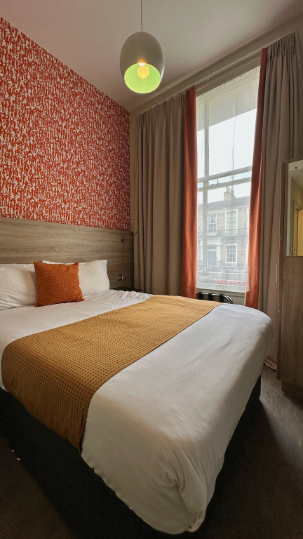 Small Double room (full double bed)