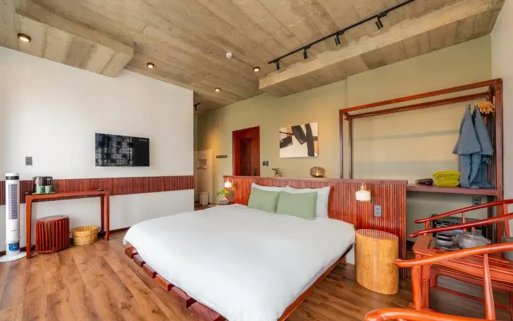 Double Suite with city view (full double bed)