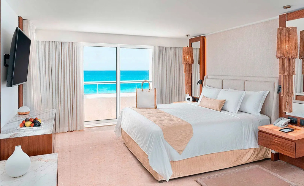 Superior Governor Suite with partial ocean view
