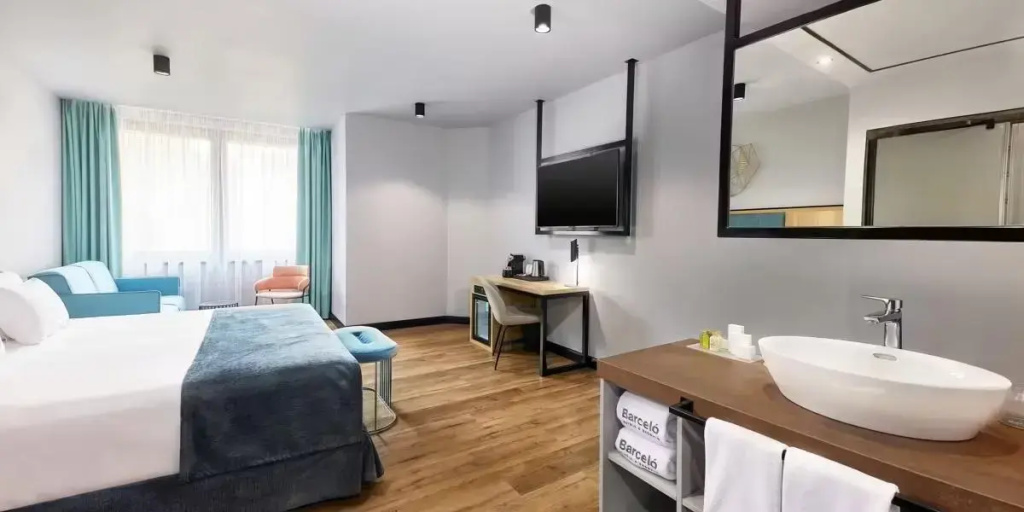 Deluxe Premium Double room (full double bed)