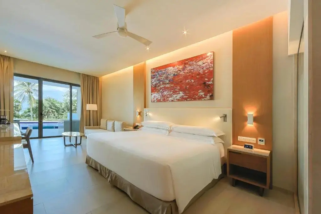 Swim Up Premium Level Quadruple Junior Suite