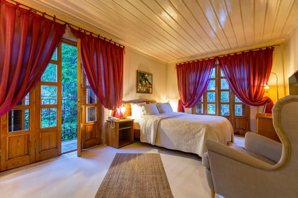 Deluxe Double room with balcony (full double bed)