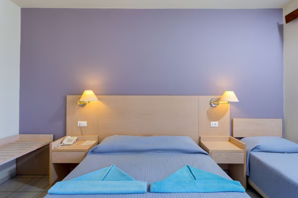 Standard Triple room with partial sea view