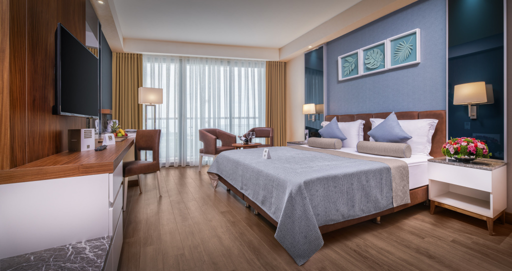 Family Deluxe Suite with land view