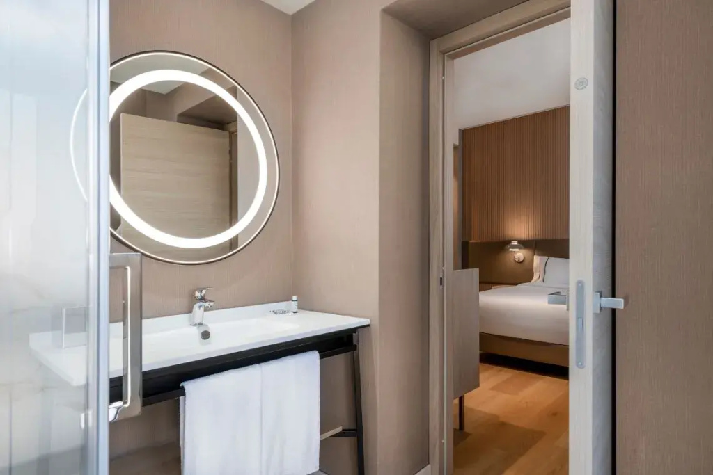 Deluxe Double room (full double bed)