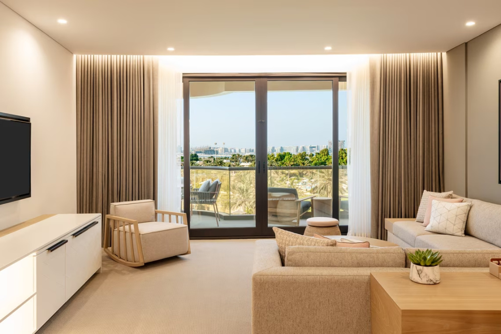 Двухместный люкс клубный Royal Tower c 1 комнатой с балконом двуспальная кровать в Гостевой дом