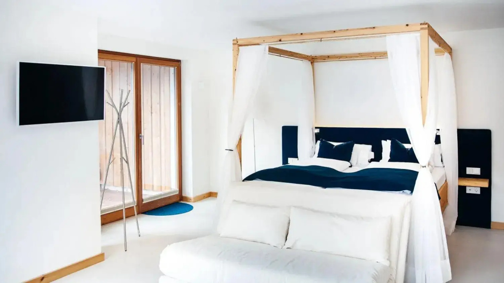 Luxury See Double Suite (full double bed)