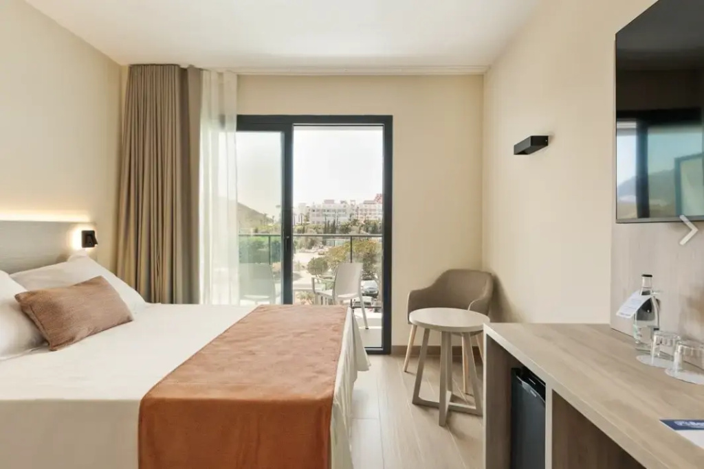 Standard Double room with pool view (twin beds)