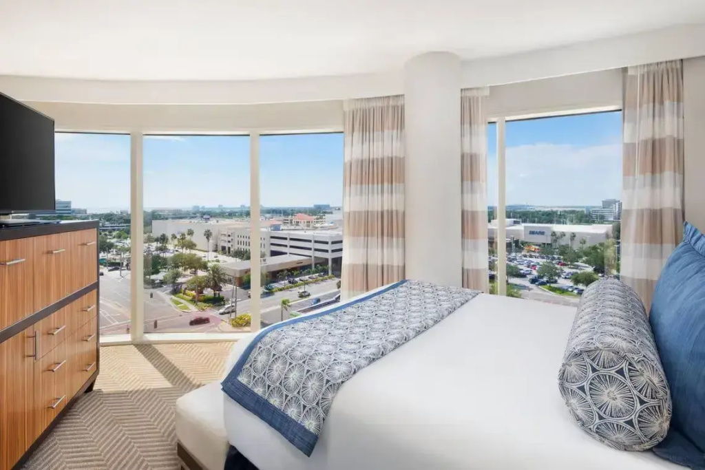 Business Corner Double Suite with city view (full double bed)