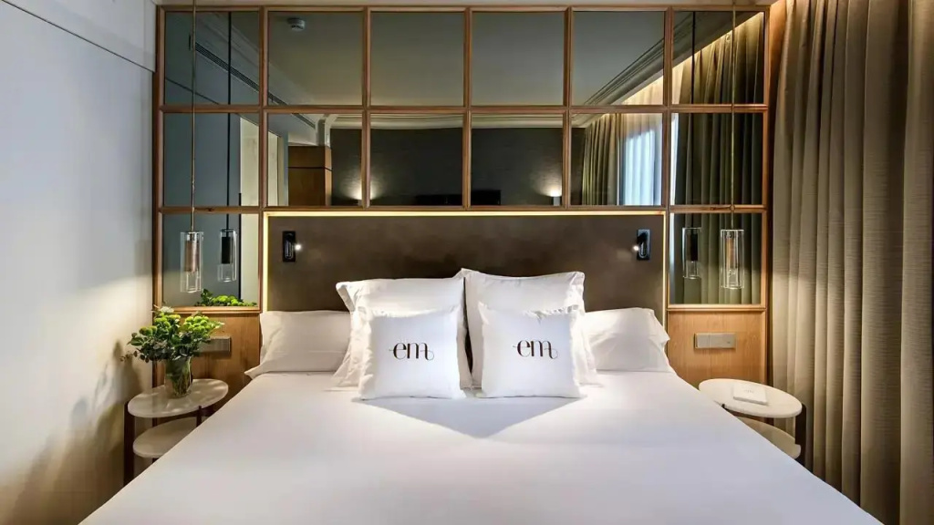 Deluxe Double room (full double bed)