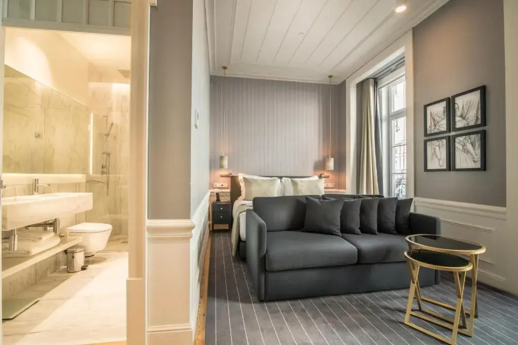 Deluxe Double room with balcony and City View (full double bed)