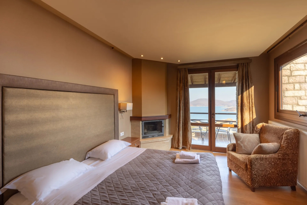 Deluxe Double room with lake view and fireplace (full double bed)