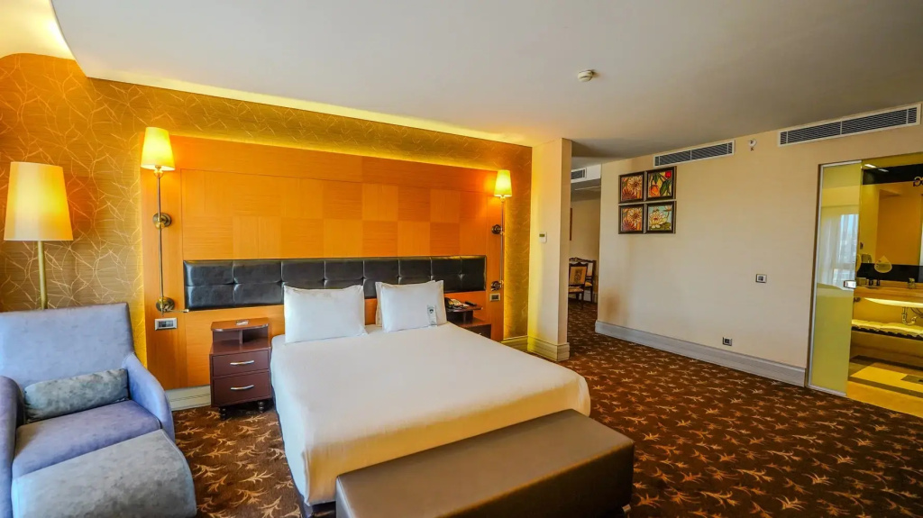 Business Double Suite, bed type is subject to availability, full double bed and sofa room photo 1