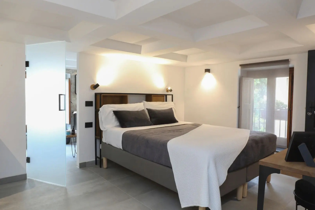 105 Double room (full double bed)