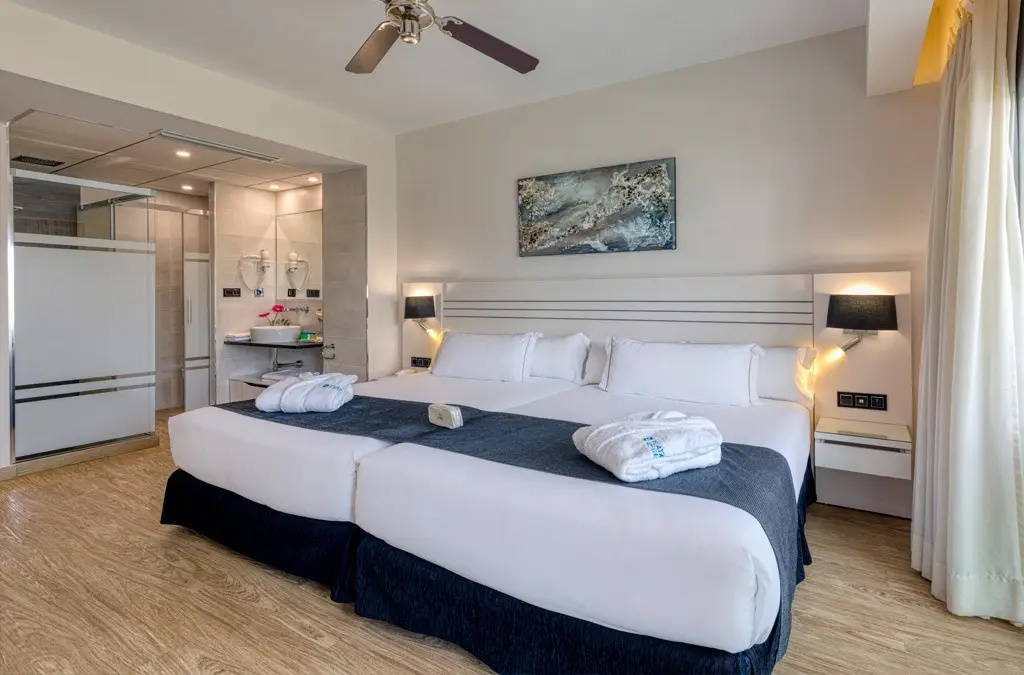 Superior Double room seafront (twin beds)