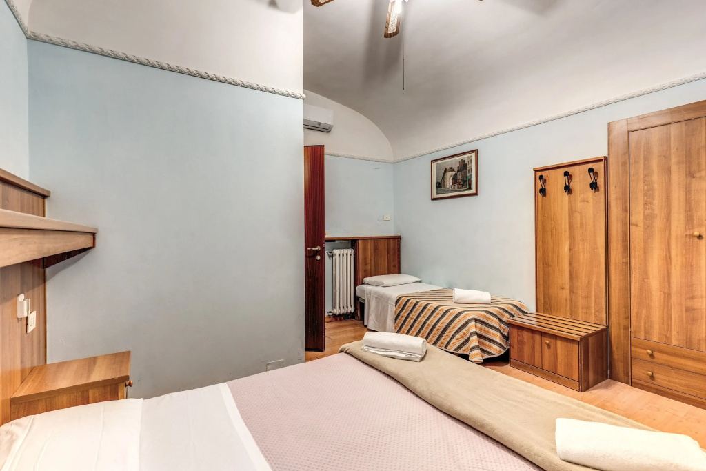 Quintuple room