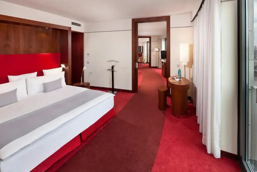 The Level Panoramic Double Suite (full double bed)
