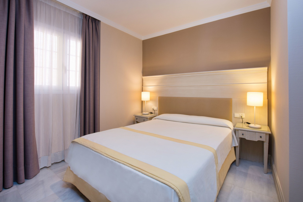Double room (full double bed)