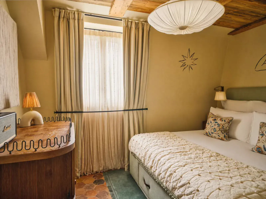 Cosy Double Attic room (full double bed)