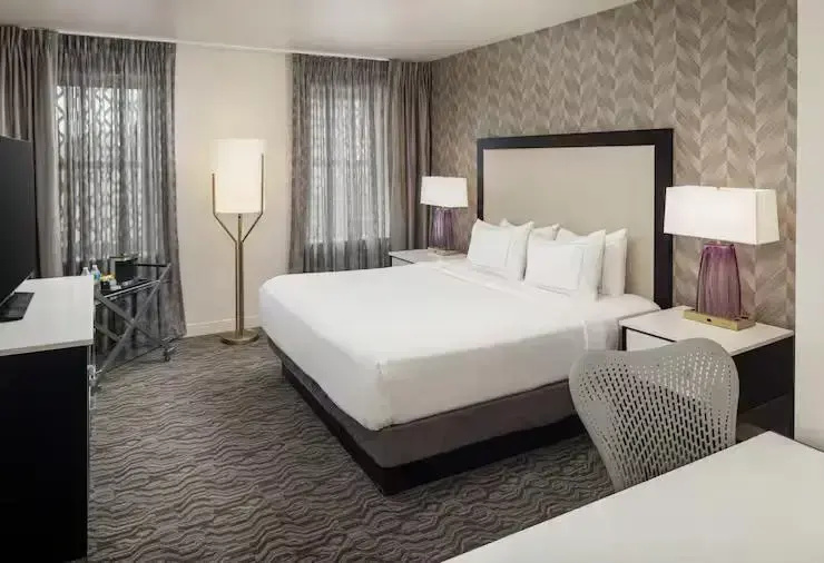 DoubleTree Suites by Hilton Hotel Detroit Downtown - Fort Shelby - Chambres